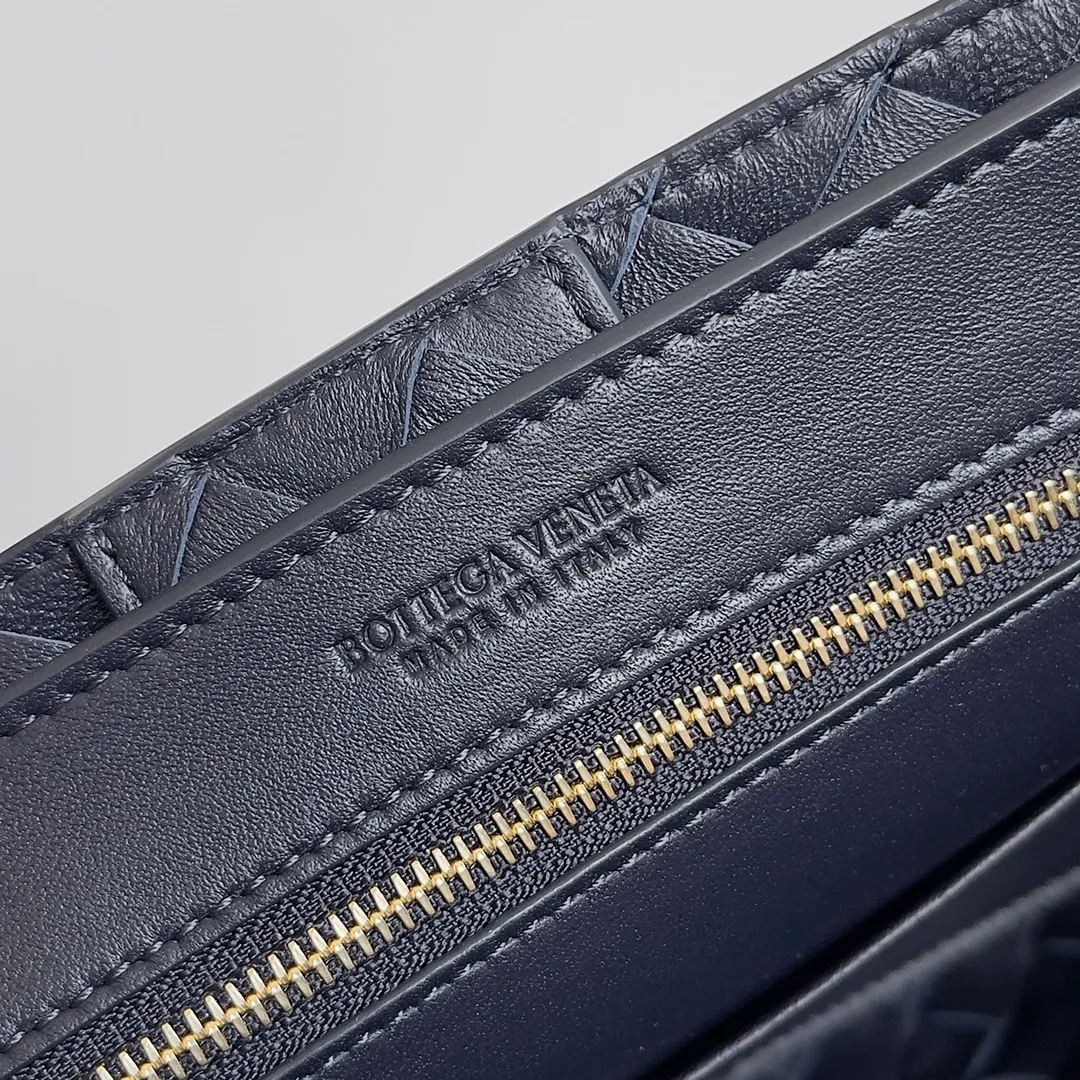 The 2023 new Andiamo batch of 1860 BV has been shipped‼ ️Really popular🔥The new Andiamo woven handbag launched by Bottega Veneta this season is really popular all over the world! ! Celebrities at home and abroad have worn it, and Oscar-winning actress Michelle Yeoh has taken it out on the street. Song Jia, Trai Yara, Yu Feihong, Sanji Ayaka, Rosie Hunting-Whiteley, Yoshioka Riho, etc. have all picked up this bag. It is classic and versatile, showing off its temperament, and the bag capacity is also large, which is very convenient for daily commuting! ! A variety of carrying methods, the shoulder straps can be adjusted by yourself, the original lambskin feels soft and delicate, and the neutral style is made to break gender boundaries and bring a more practical and longer-lasting use experience. Andiamo, which has both elegant and casual styles, perfectly interprets the true appearance of "fashionable old money style". Style number: 743568 Size: 25*22*10.5cm